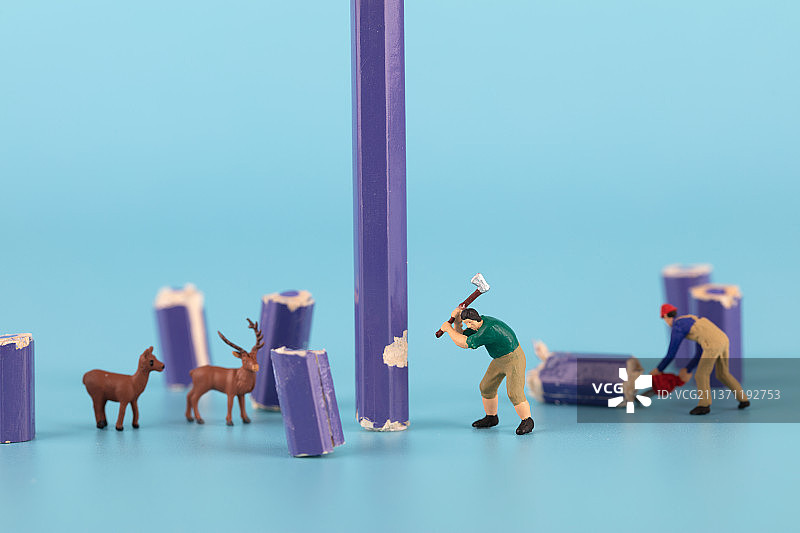 伐木工人在砍掉铅笔树木概念图片素材