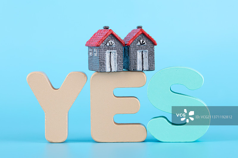 英文字母YES和上面的房子模型图片素材