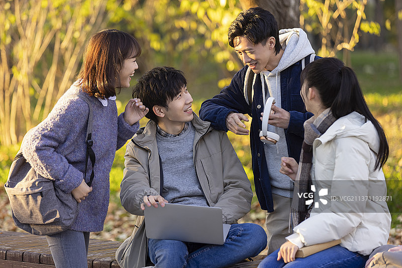 年轻大学生使用笔记本电脑图片素材