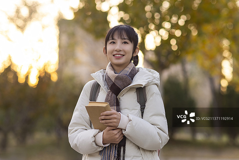 快乐的大学生肖像图片素材