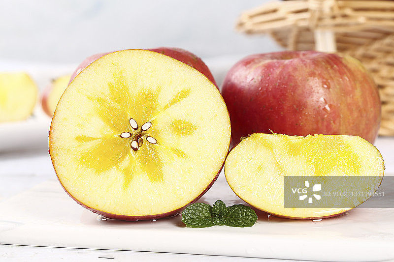 白石板上的新疆阿克苏冰糖心苹果图片素材