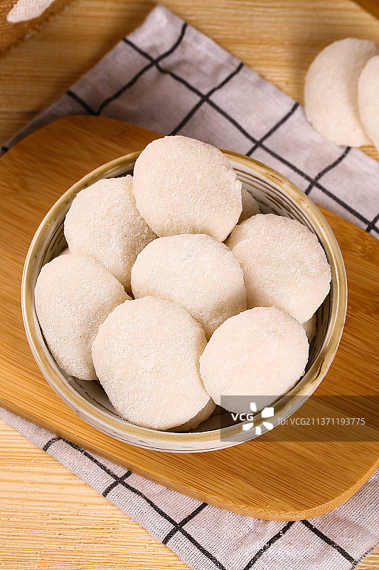 木板上放着一盘小糍粑图片素材