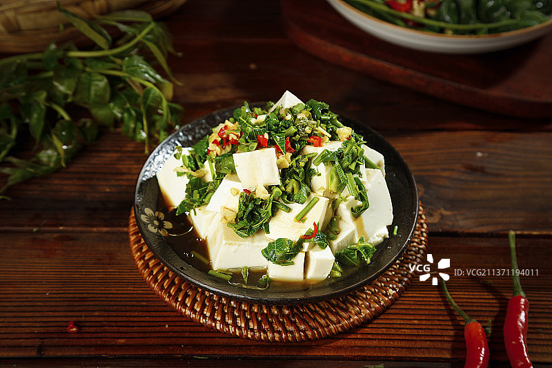 藤垫上放着一盘香椿拌豆腐图片素材