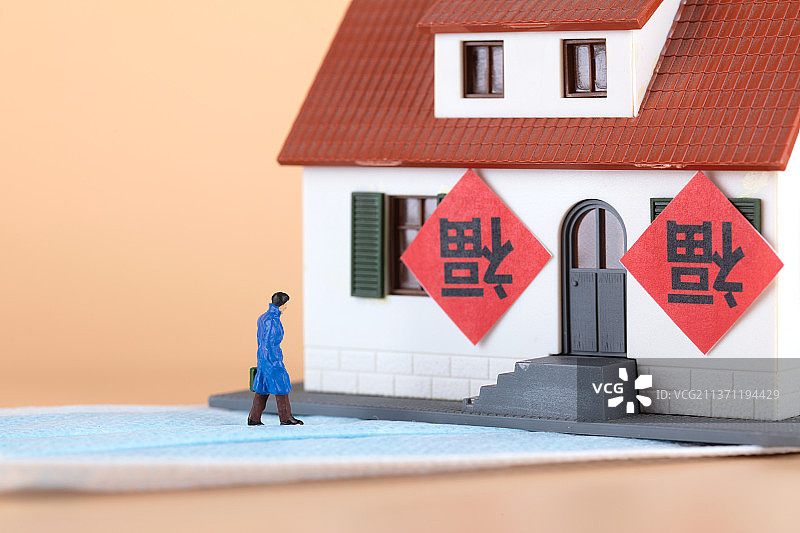 踏着口罩回家过年的人偶图片素材