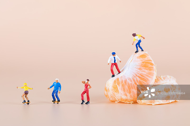 滑旱冰的运动员在锻炼和橘子图片素材