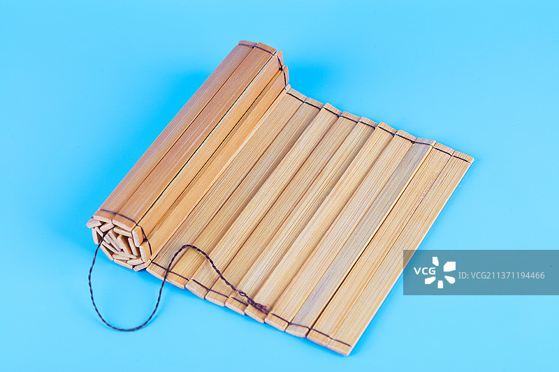 空白古代竹简在蓝色背景上图片素材
