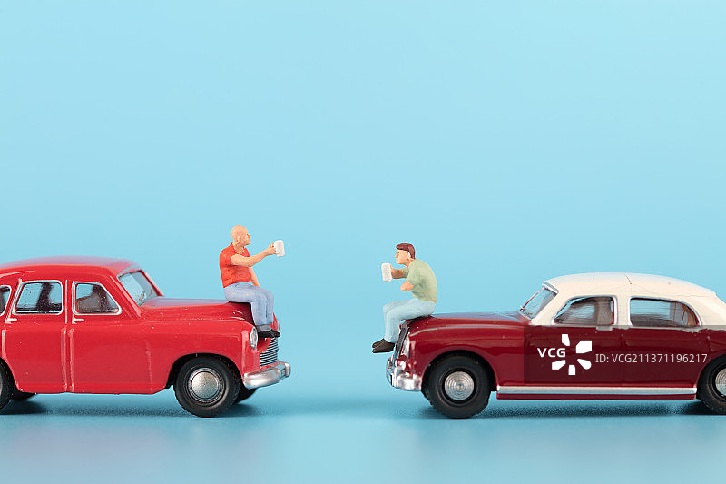 坐在车头相互祝酒的司机图片素材