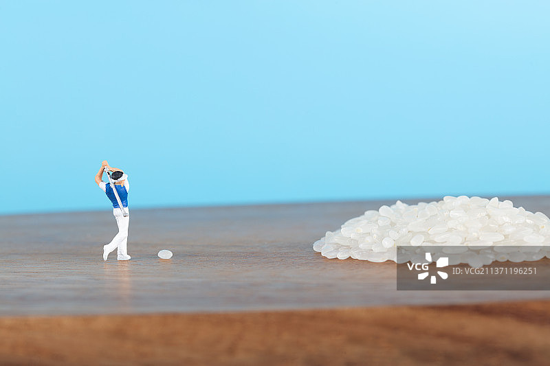 专业高尔夫球选手把米粒打进堆里图片素材
