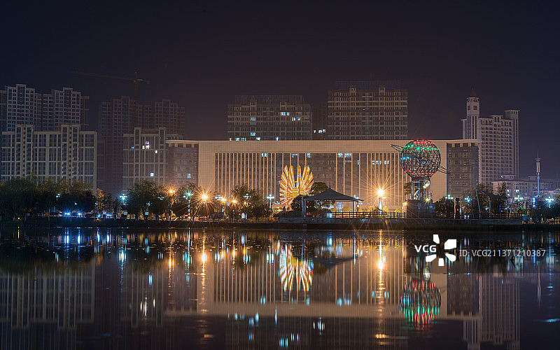 南昌市湾里岭秀湖市民公园夜景图片素材