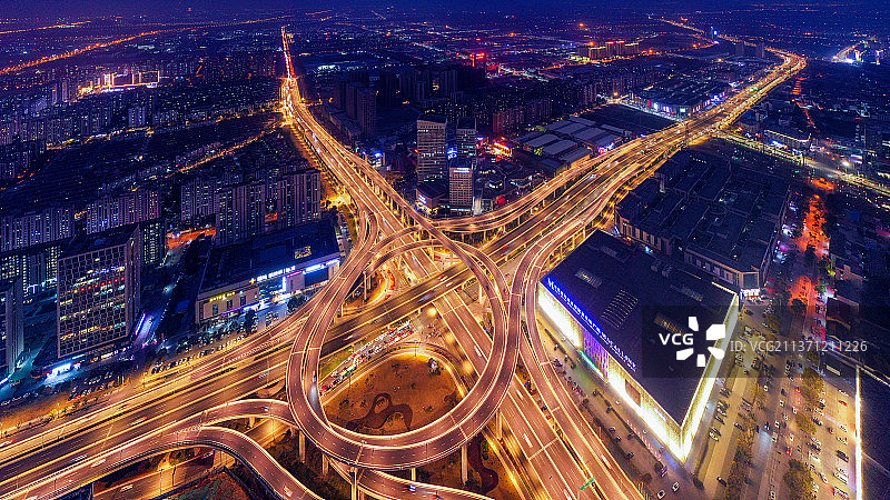 霓虹脉动，拍摄于扬州市城市快速路，润扬互通式立交桥图片素材