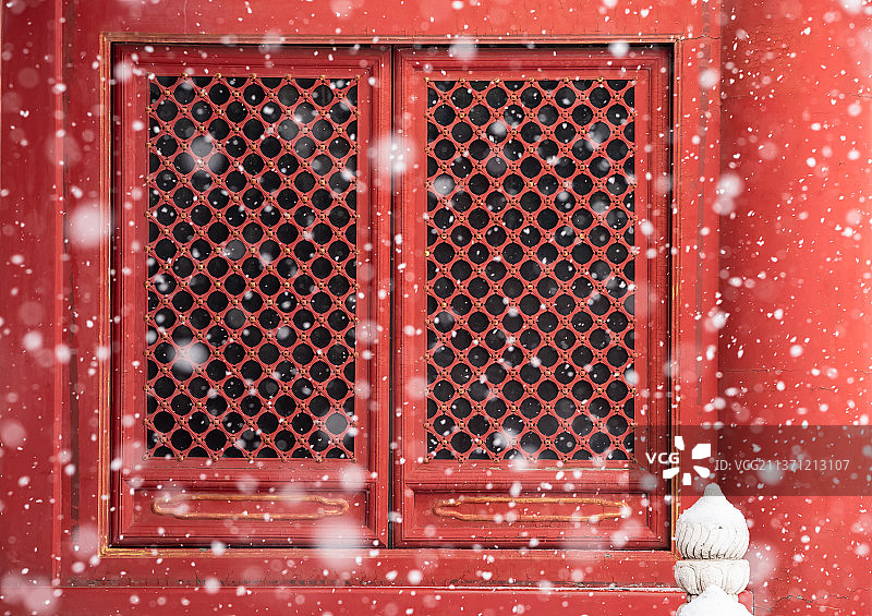 漫天飞雪故宫门楼窗棂图片素材