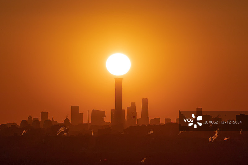 北京中信大厦悬日220219图片素材