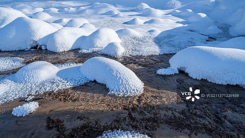 冰雪消融，春水潺潺图片素材