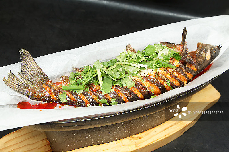 中餐美食-纸包烤鱼图片素材