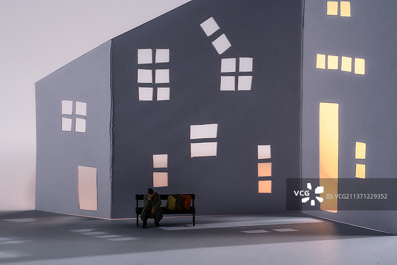 一个男士忧虑的坐在室外的长椅上图片素材