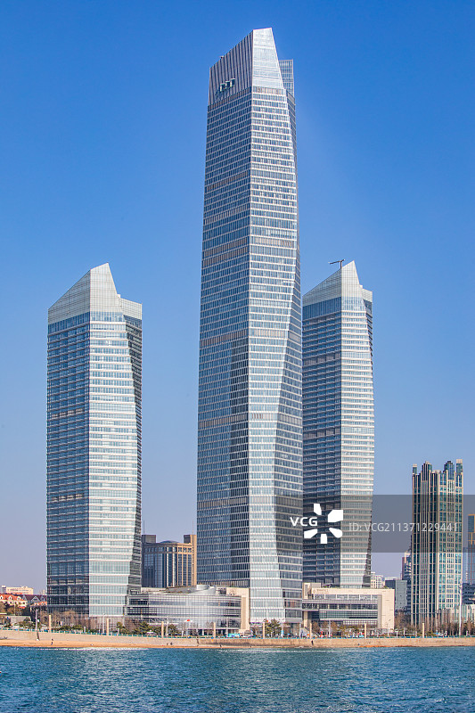 青岛CBD海天中心大厦地标建筑风光图片素材