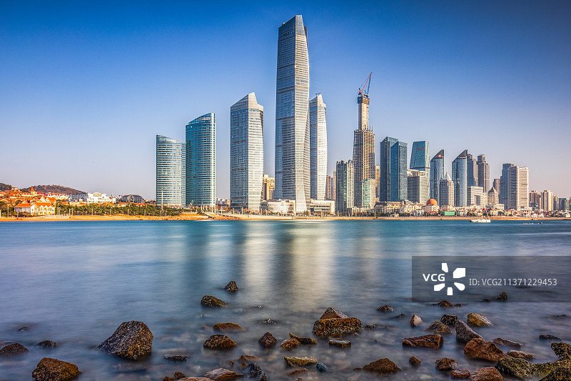 青岛第三海水浴场CBD城市中心区海景风光图片素材