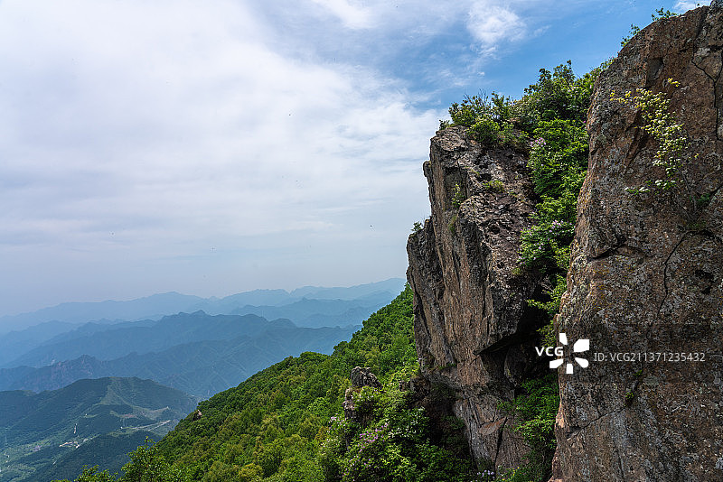 蓝天白云下的北京百花山风光图片素材