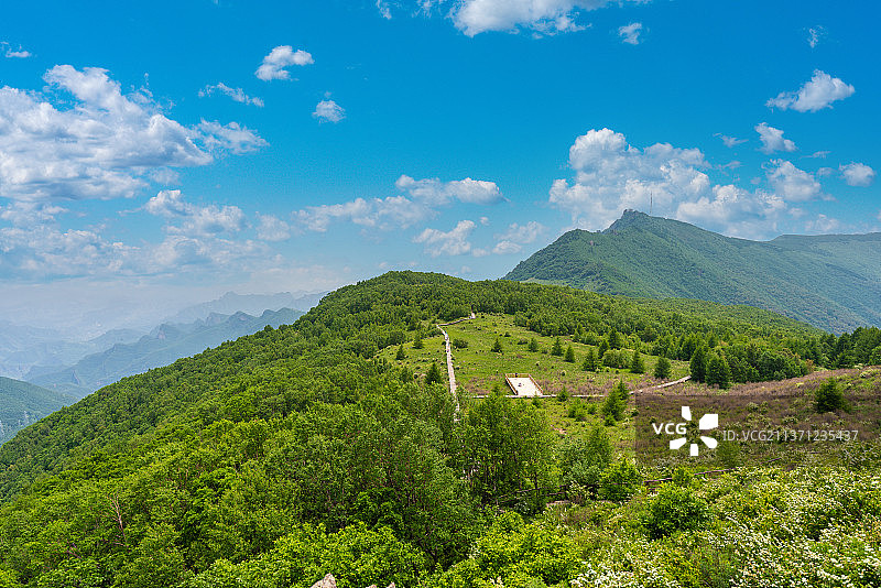 蓝天白云下的北京百花山风光图片素材