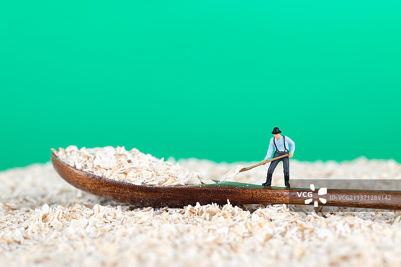 微缩的人偶在整理燕麦片图片素材
