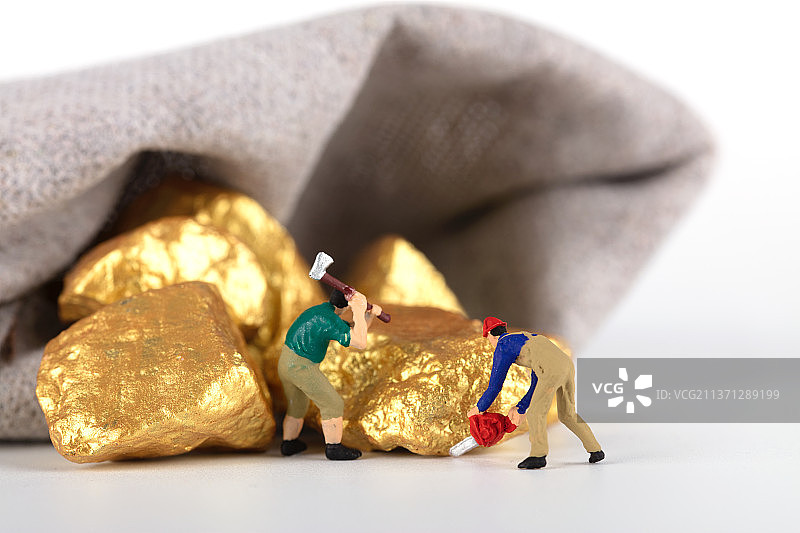 开采黄金矿藏的微缩工人图片素材