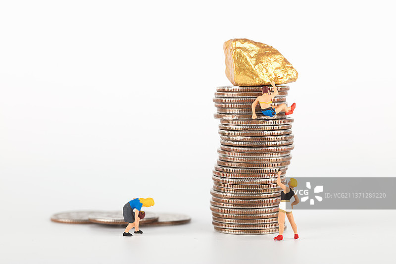 攀岩者在攀爬硬币去拿黄金图片素材