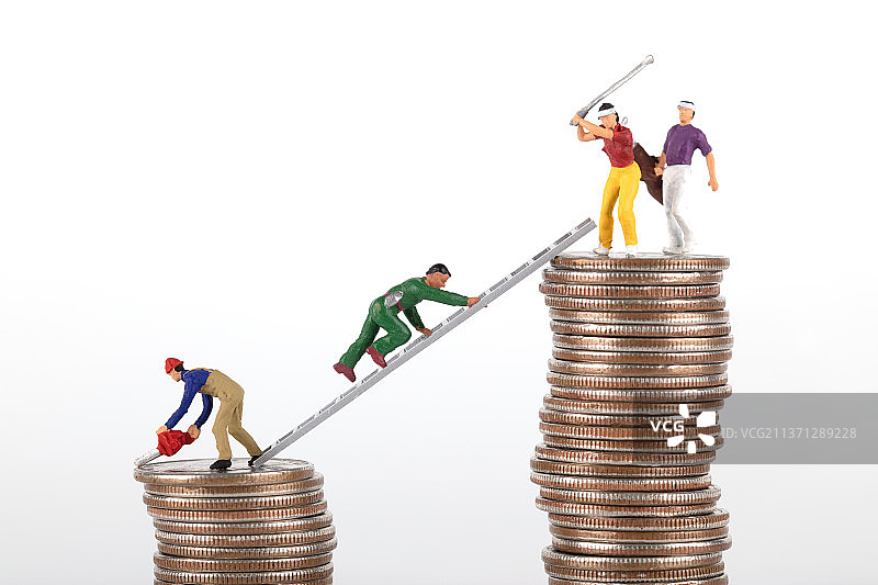 底端生活的人努力向上爬图片素材