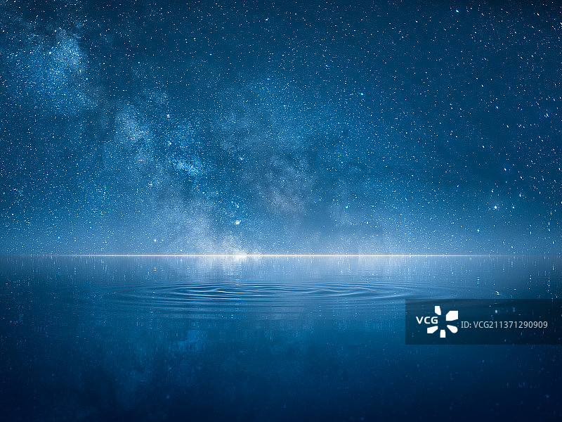 银河星空下的海平面上的水波图片素材