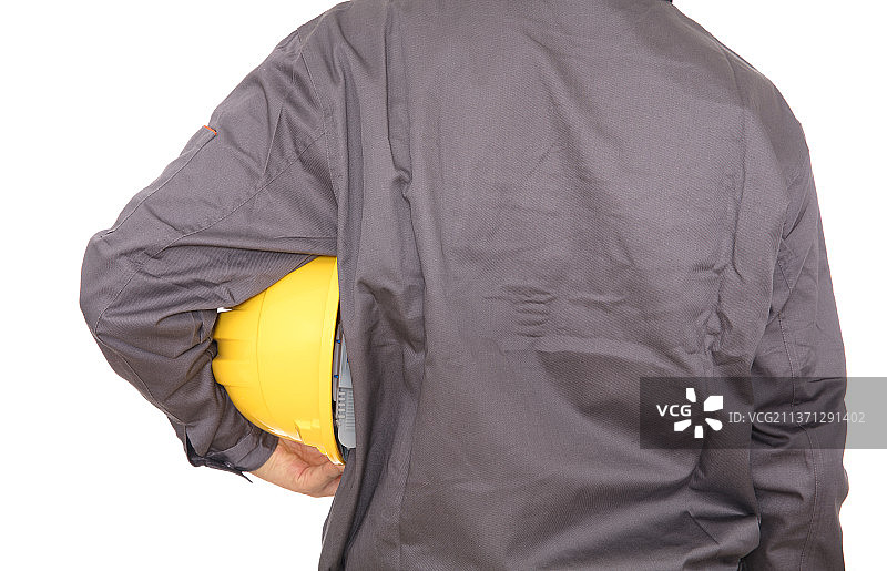 建筑农民工胳膊下夹着黄色的安全帽图片素材