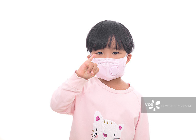 白背景前戴口罩的小女孩图片素材