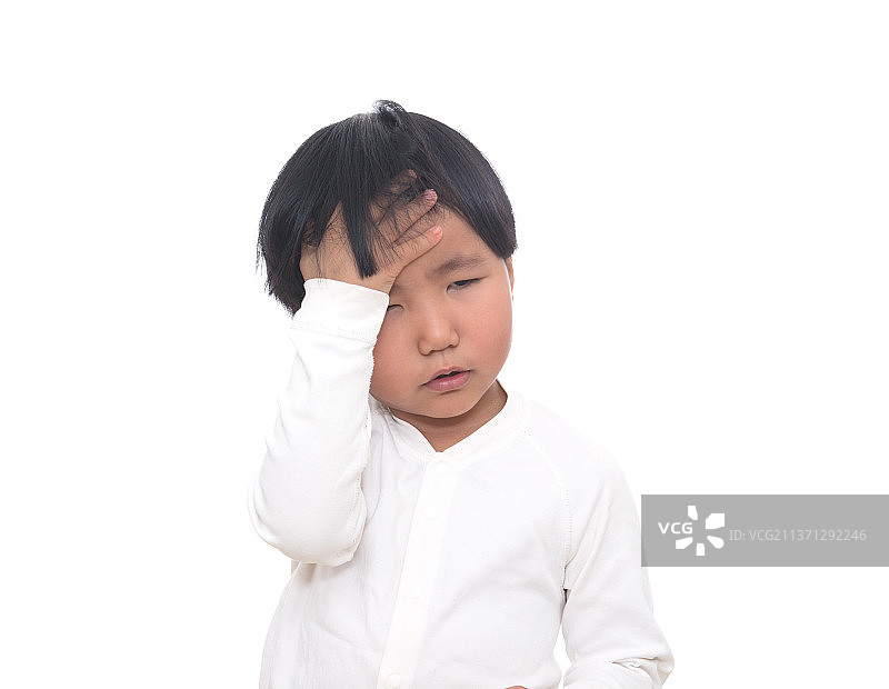 白背景前手摸额头有点发烧的小女孩图片素材