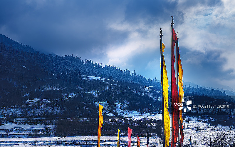 《雪域中的嘛呢旗》图片素材