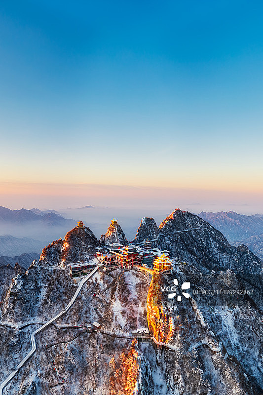 河南洛阳栾川老君山金顶道观群金殿冬季雪景日出航拍图片素材