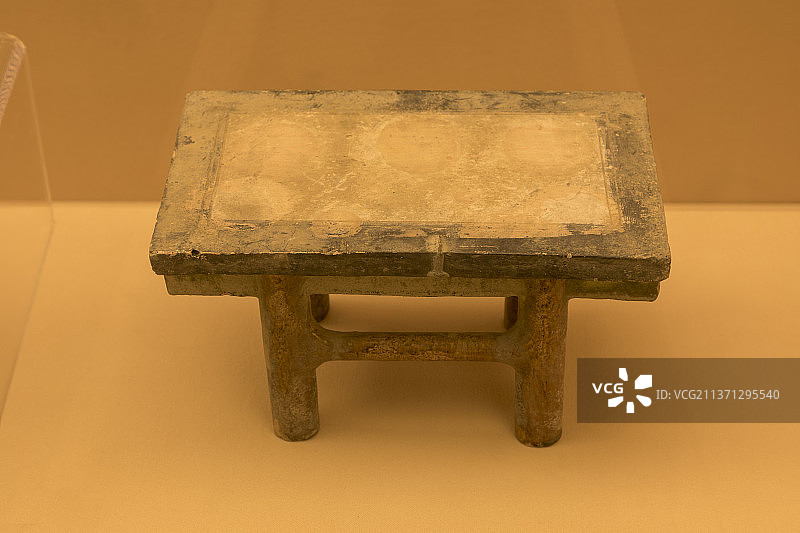 郑州大信家居博物馆——明三彩贡桌（明朝，山西晋城）图片素材