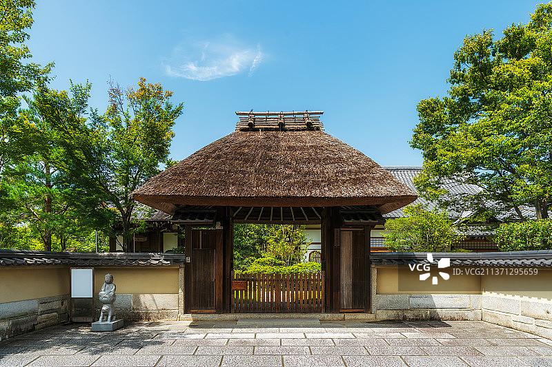 日本京都高台寺春光院大门夏季户外风光图片素材