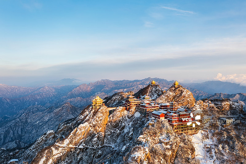 河南洛阳栾川老君山金顶道观群金殿冬季雪景日落时分户外航拍图片素材