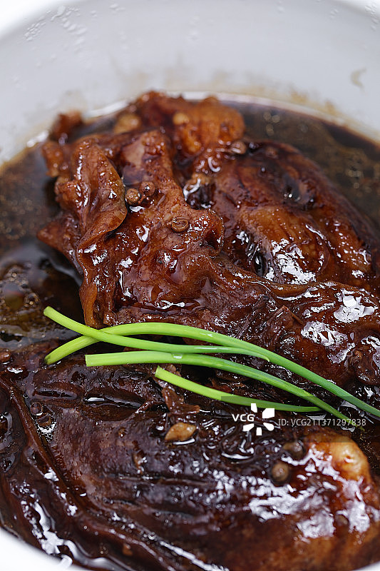 装在砂锅里的卤制牛肉图片素材