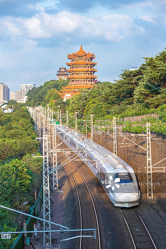 黄鹤楼与和谐号图片素材