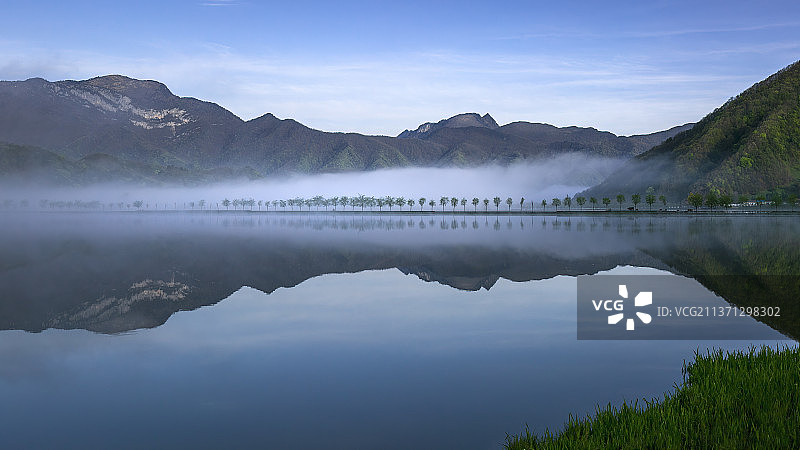 云雾缭绕中的高山湖泊步道图片素材