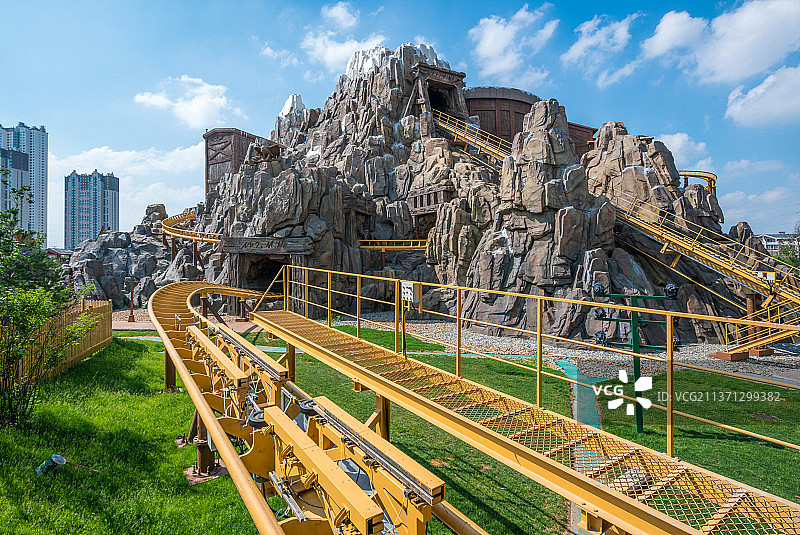 主题乐园游乐设施-过山车图片素材