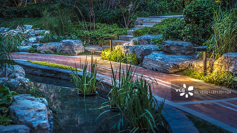 房地产小区内步行小路图片素材