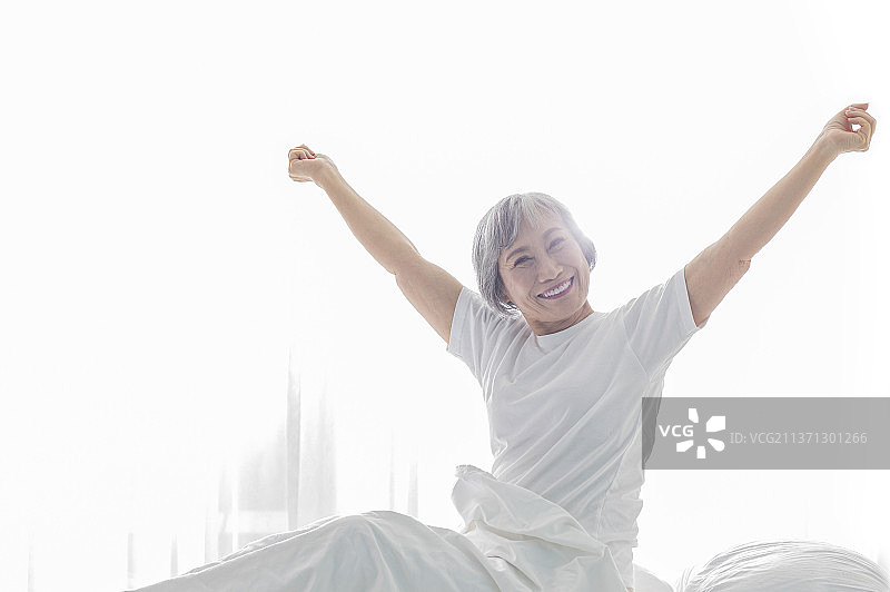 老年女人起床伸懒腰图片素材