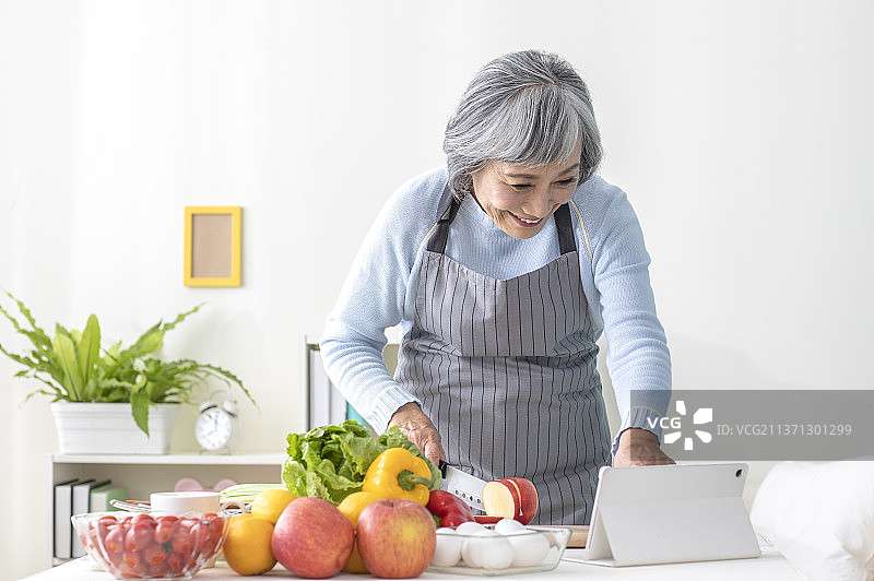 老年女人在料理食物图片素材