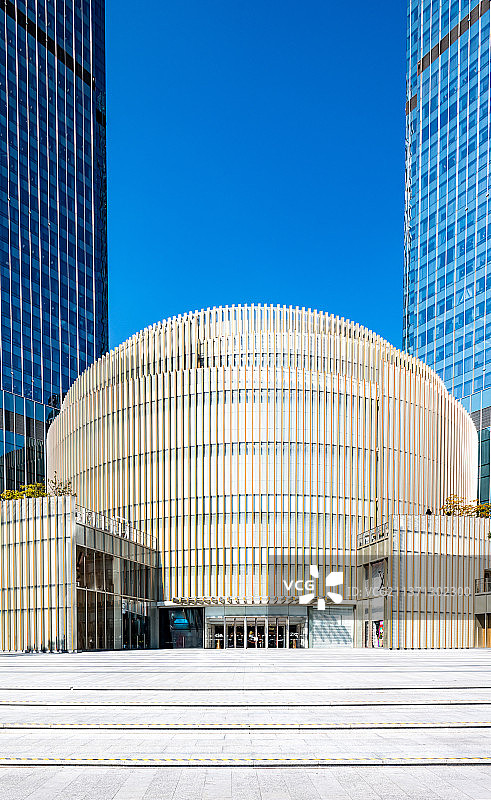 蓝天下的上海徐汇徐家汇恒隆广场图片素材