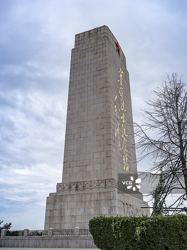 中国山东济南革命烈士陵园内革命烈士纪念塔图片素材