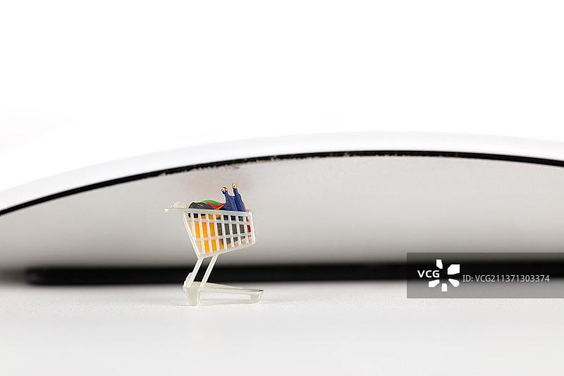 白色无线鼠标和购物车图片素材