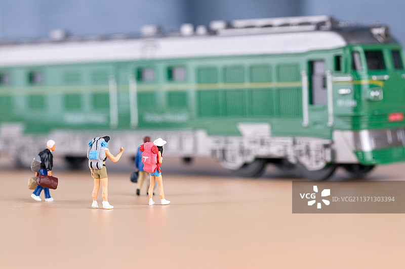 微缩世界里等待登火车的人群图片素材