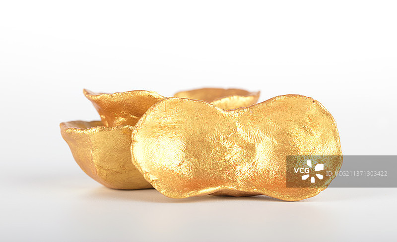 金色的金锭在白背景上图片素材