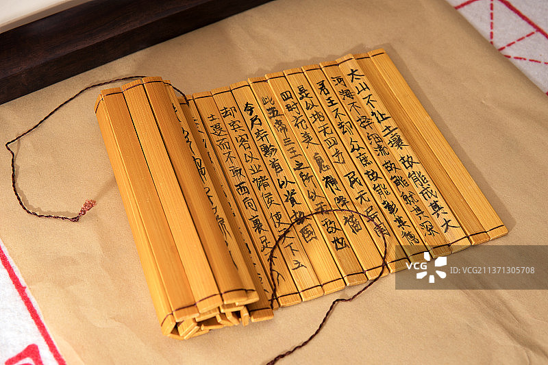 写着汉字且翻开的竹简图片素材