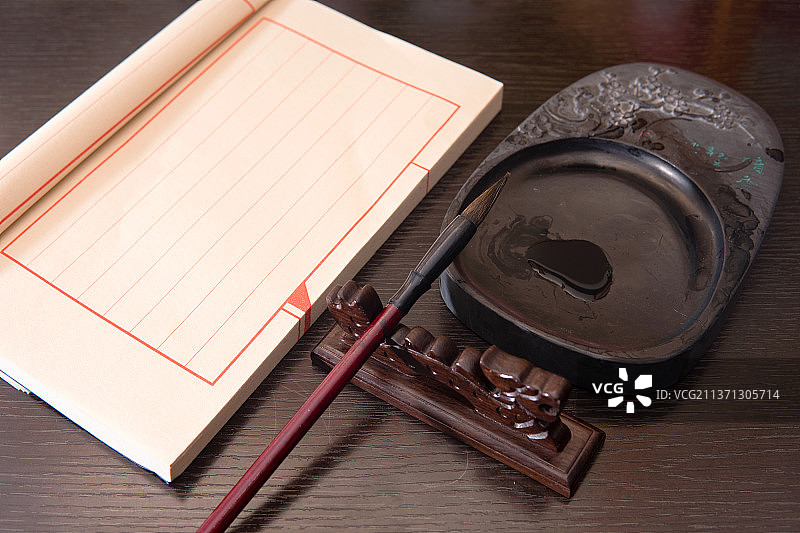 翻开的宣纸空白本子和砚台与毛笔图片素材